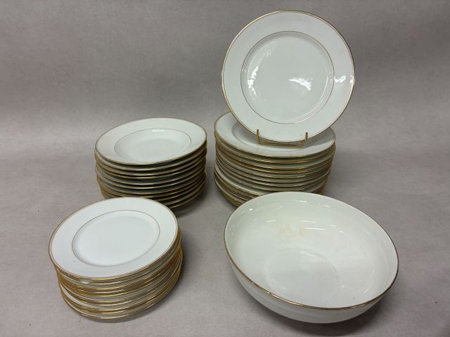 Partie de service en porcelaine de Limoges à décor de filet doré 