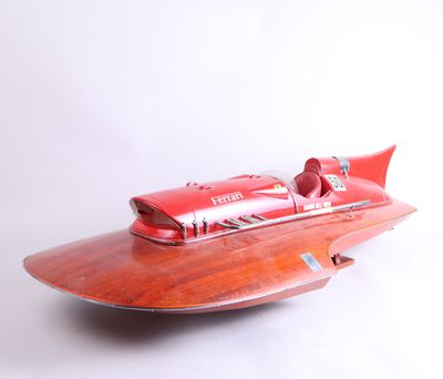 une maquette de hors-bord rouge sur un fond blanc