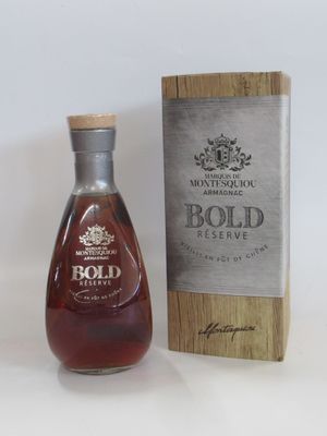 une image représentant une bouteille d'alcool à côté d'une caisse en bois