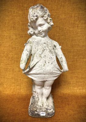 une photo représentant la statue d'une petite fille debout sur une table