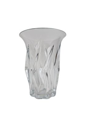 un vase en verre posé sur une surface blanche