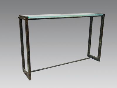 une console en métal et en verre avec un plateau en verre