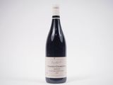 une bouteille de vin rouge sur fond blanc
