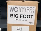 une boîte en carton sur laquelle est accrochée une pancarte indiquant « warmage big foot »