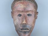 une image représentant un masque en argile sur fond blanc