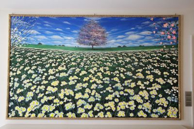 tableau représentant un champ de marguerites avec un arbre en arrière-plan