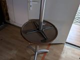 une image représentant une table sur laquelle est posé un oiseau