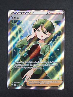 Sur la carte, on voit une fille aux cheveux verts.