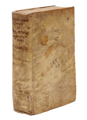 un vieux livre posé sur une surface blanche
