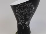 un vase en noir et blanc sur lequel est représentée une femme