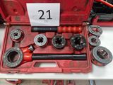 une boîte à outils rouge contenant plusieurs outils