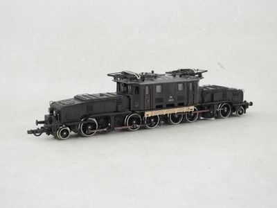 un petit train posé sur une surface blanche