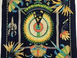 une photo d'un foulard carré orné d'un motif coloré