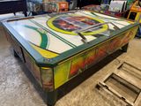 une table sur laquelle se déroule un match de hockey, dans une pièce
