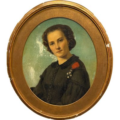 Portrait d'une femme en robe noire, une rose rouge posée sur ses genoux