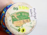 quelqu'un tient une bouteille sur laquelle est collé un autocollant