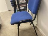 une chaise bleue dans un coin de la pièce