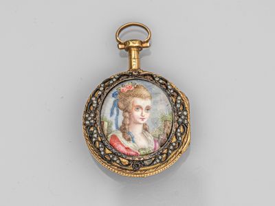 une serrure plaquée or ornée du portrait d'une femme en robe