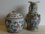 deux vases posés l'un à côté de l'autre sur une table