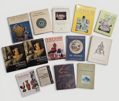 de nombreux livres posés sur une table