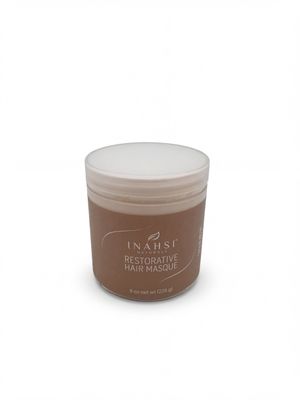 un gros plan d'un pot de masque capillaire sur fond blanc