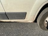 un gros plan sur la portière latérale d'une voiture dont un pneu est à plat