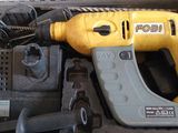 une perceuse filaire jaune et d'autres outils dans une mallette