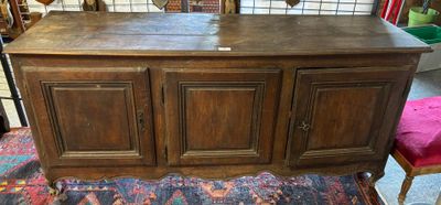 une grande armoire en bois surmontée d'une porte