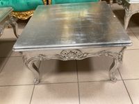 Table basse carrée en bois argenté.