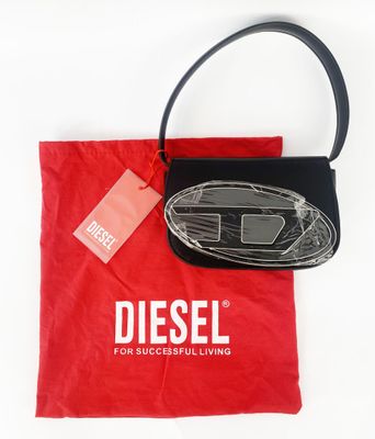 un sac à main noir et rouge orné du logo Diesel et un sac rouge muni d'une étiquette rouge