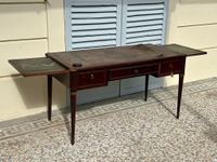 Bureau plat en placage d'acajou ouvrant par trois tiroirs en… (photo 4)