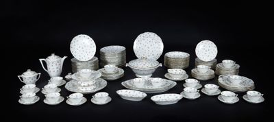 Il y a toutes sortes d'assiettes et de tasses sur cette table.