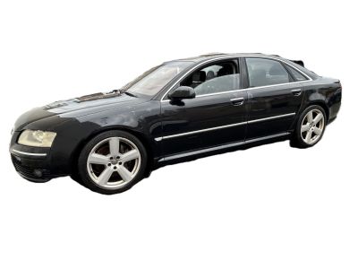 une photo d'une voiture noire sur fond blanc