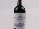 une bouteille de vin posée sur une table