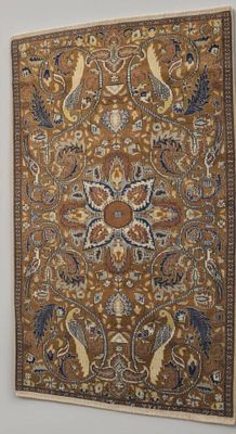 une photo d'un tapis accroché au mur d'une pièce