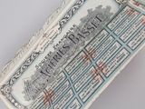un gros plan d'une carte posée sur une table