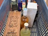 un panier contenant des bouteilles d'alcool et une planche à découper
