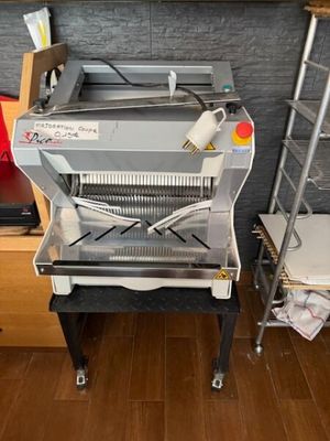 une machine posée sur une table dans une pièce