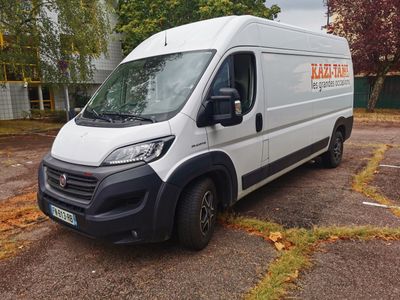 une camionnette blanche garée sur le parking