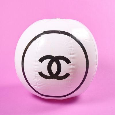 une boule blanche sur laquelle figure un logo Chanel noir