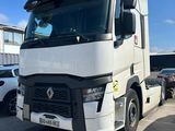 la photo d'un camion blanc garé sur un parking