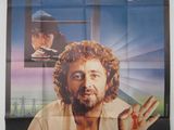 L'affiche du film « Impposteur » est accrochée au mur.