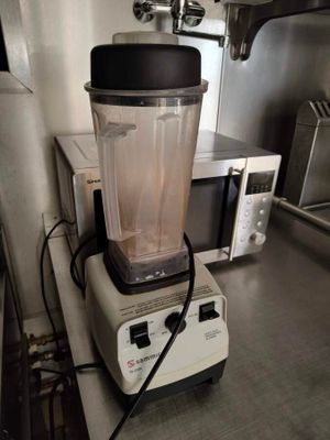un mixeur posé sur un plan de travail dans une cuisine