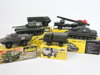 Plusieurs véhicules militaires miniatures sont alignés sur une surface blanche