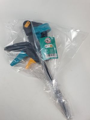 une paire de ciseaux dans un sac en plastique posé sur une table
