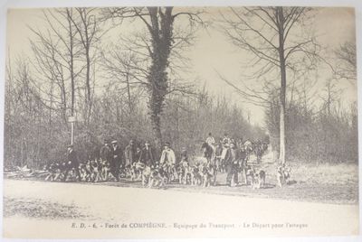une photo en noir et blanc représentant un groupe de personnes à cheval
