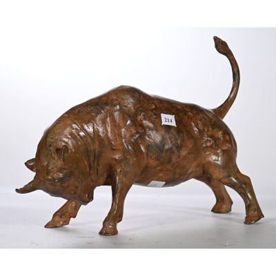 statue en bronze représentant un taureau avec une étiquette autour du cou