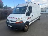 une camionnette blanche garée dans un parking