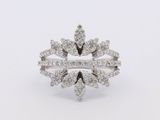 gros plan d'une bague en diamant sur fond blanc