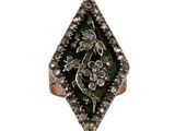 Gros plan sur une bague ornée d'une fleur